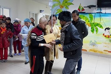 Trần Lập “đội” mưa rét đi trao quà cho bệnh nhân ung thư