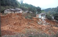 Cao Bằng: Hàng nghìn mét khối đất đá ập xuống đường khiến 1 người tử vong