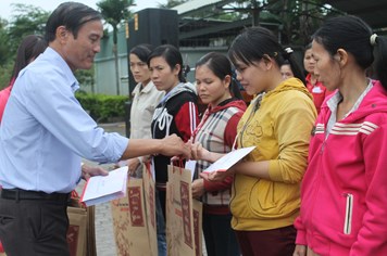 Hơn 200 suất quà ấm lòng công nhân KCN Điện Nam - Điện Ngọc