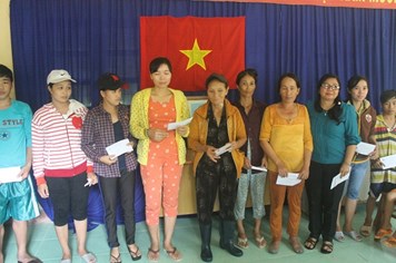 Quỹ Tấm Lòng Vàng Lao Động đến với người dân vùng lũ tỉnh Phú Yên: “Có tiền mua gạo, mua mì gói rồi!“