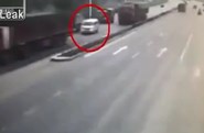 Video: Tai nạn kinh hoàng, ô tô con bị ép nát 