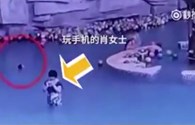 Bé trai chết đuối trong bể bơi vì mẹ mải nhắn tin ở Trung Quốc