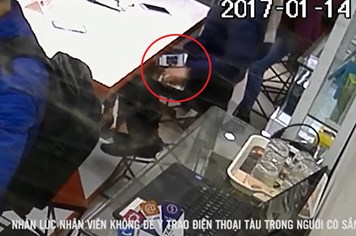 Tên trộm đánh tráo iPhone trong chớp mắt