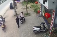 Tai nạn ghê người khi để trẻ nhỏ ngồi trước xe máy