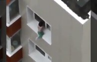Toát mồ hôi cảnh bé trai trèo ra cửa sổ chung cư cao tầng chơi ở Trung Quốc