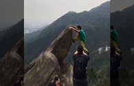 Bám vào mỏm đá chụp ảnh, du khách trượt tay rơi xuống núi Tế Công, Trung Quốc