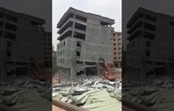 Tòa nhà 7 tầng bất ngờ đổ sập chôn vùi máy xúc