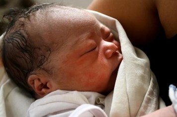Clip: Phép lạ - bé gái sinh ra trong đống đổ nát tại Philippines
