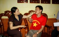 LĐLĐ tỉnh Hưng Yên tặng quà công nhân bị TNLĐ nặng