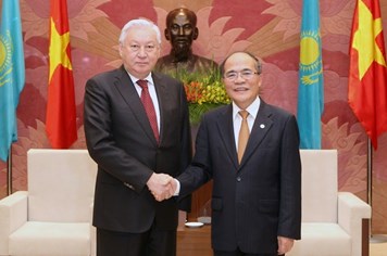 Chủ tịch Quốc hội Nguyễn Sinh Hùng tiếp Chủ tịch hạ viện Kazakhstan