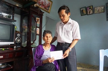 Tặng quà Quỹ Tấm lòng vàng Lao Động tới thân nhân liệt sĩ Gạc Ma tại Nghệ An