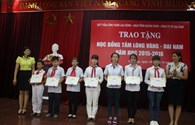 Quỹ Tấm Lòng Vàng Lao Động trao học bổng cho học sinh tỉnh Quảng Ninh
