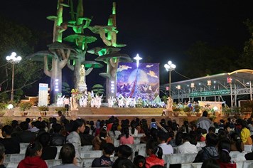Quảng Trị: Nhà thờ La Vang nườm nượp nam thanh nữ tú đi chơi Noel