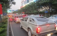 Hành khách bực bội vì kẹt xe quanh sân bay Tân Sơn Nhất