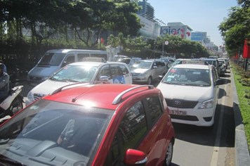 Điều chỉnh giao thông chống kẹt xe ở sân bay Tân Sơn Nhất