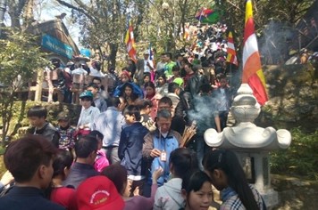 Bất chấp nắng nóng, hàng ngàn người vẫn đổ về hành hương ở chùa Hương Tích