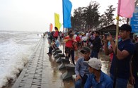 Hàng vạn du khách đổ về Trà Vinh tắm biển, viếng Thiền Viện Trúc Lâm