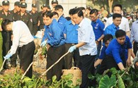 Bí thư Đinh La Thăng cùng người dân dọn rác Ngày chủ nhật bảo vệ môi trường