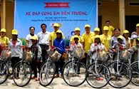 Tặng xe đạp cho 61 học sinh đồng bào Raglai vượt khó đi học