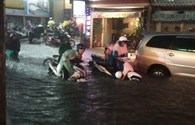 TPHCM: Hàng ngàn người kẹt dưới mưa lớn, đường thành sông