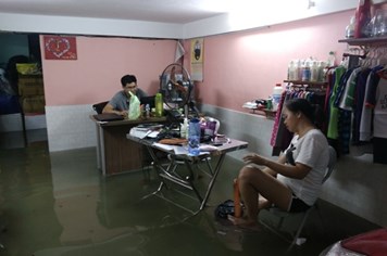 Chùm ảnh người Sài Gòn hì hục tát nước ngập vào nhà sau mưa lớn
