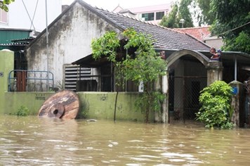 Nghệ An: Nhiều nơi bị chia cắt, ngập lụt trong nước, trường cho học sinh nghỉ 