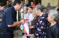 Quỹ TLV Lao Động trao hàng trăm triệu đồng cứu trợ người dân vùng lũ Hà Tĩnh