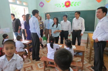 CĐ Giáo dục VN: Tổ chức tri ân nhà giáo, giúp đỡ học sinh khó khăn huyện Định Hóa (tỉnh Thái Nguyên)