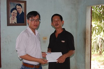 Quỹ TLV Lao Động trao 35 triệu đồng tới thân nhân tử sĩ Hoàng Sa