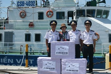 Quỹ TLV Lao Động thăm, tặng quà cho các chiến sĩ tàu Cảnh sát biển 4032
