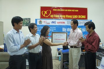 Chương trình “Nghĩa tình Hoàng Sa, Trường Sa”: CNVCLĐ tỉnh Quảng Bình ủng hộ 1,5 tỉ đồng
