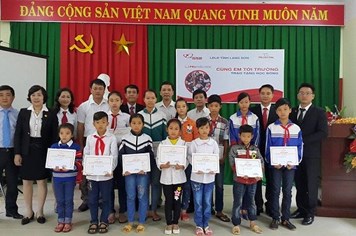 Trao 34 suất học bổng Prudential Việt Nam tài trợ đến học sinh hiếu học Lạng Sơn