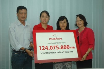 Prudential Việt Nam trao tặng gần 700 thẻ bảo hiểm y tế cho hộ cận nghèo