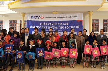 BIDV tặng quà “chắp cánh ước mơ” học trò nghèo Vân Hồ