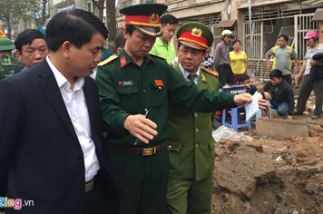 Chủ tịch UBND TP Nguyễn Đức Chung đến hiện trường chỉ đạo khắc phục hậu quả