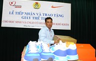 Hơn 6.300 công nhân và học sinh nghèo được tặng giày thể thao Nike chính hiệu