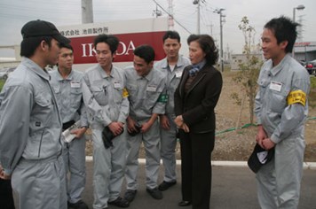 Bà Nguyễn Thị Kim Ngân với công nhân