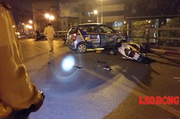 CLIP: Tai nạn nghiêm trọng taxi đâm 7 xe máy trên cầu vượt Tây Sơn - Thái Hà