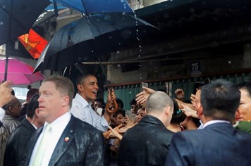 Ông Obama trú mưa ở Hà Nội, mua cốm Mễ Trì bay vào Sài Gòn