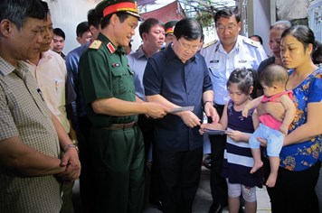 Phó Thủ tướng Trịnh Đình Dũng thăm gia đình quân nhân CASA-212