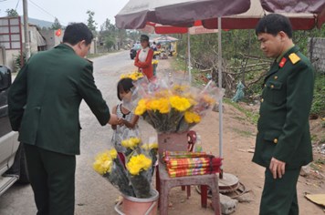 Những đứa trẻ bán hoa viếng mộ Đại tướng