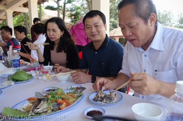 Bộ trưởng Bộ Thông tin và Truyền thông Trương Minh Tuấn ăn cá biển tại Quảng Bình