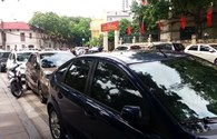 “Bãi” đỗ xe ôtô trái phép đối diện cổng UBND phường Điện Biên