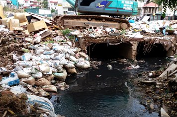 Hà Nội: Rác thải đổ bừa bãi gây ô nhiễm môi trường trên đường Văn Cao