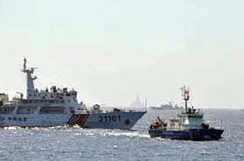 Tàu Trung Quốc dàn hàng ngang húc ủi, kiên quyết chặn tàu Việt Nam 