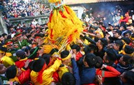 Hàng trăm người cướp lộc hoa tre náo loạn tại hội Gióng