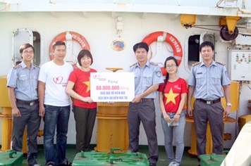 Quỹ TLV Lao Động trao 60 triệu đồng tới tàu Kiểm ngư 765