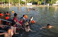 Ao làng đầy rác thải biến thành bể bơi cho trẻ em ở Hà Nội