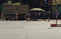 Hà Nội: Xe tải va chạm với xe máy, 3 người chết thảm