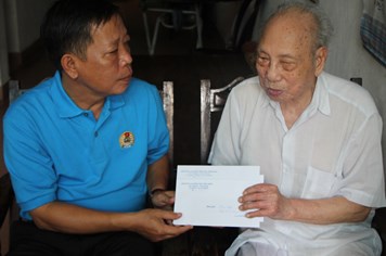 LĐLĐ tỉnh Thừa Thiên-Huế thăm, tặng quà các gia đình chính sách, Mẹ Việt Nam anh hùng